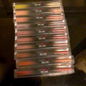 Huda Beauty matte melted eyeshadow. Easy application. Great deal!!